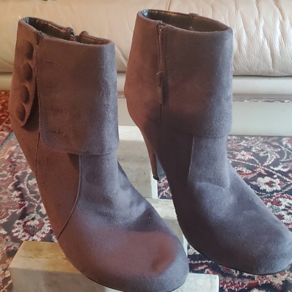 Boots - Picture 3 of 4